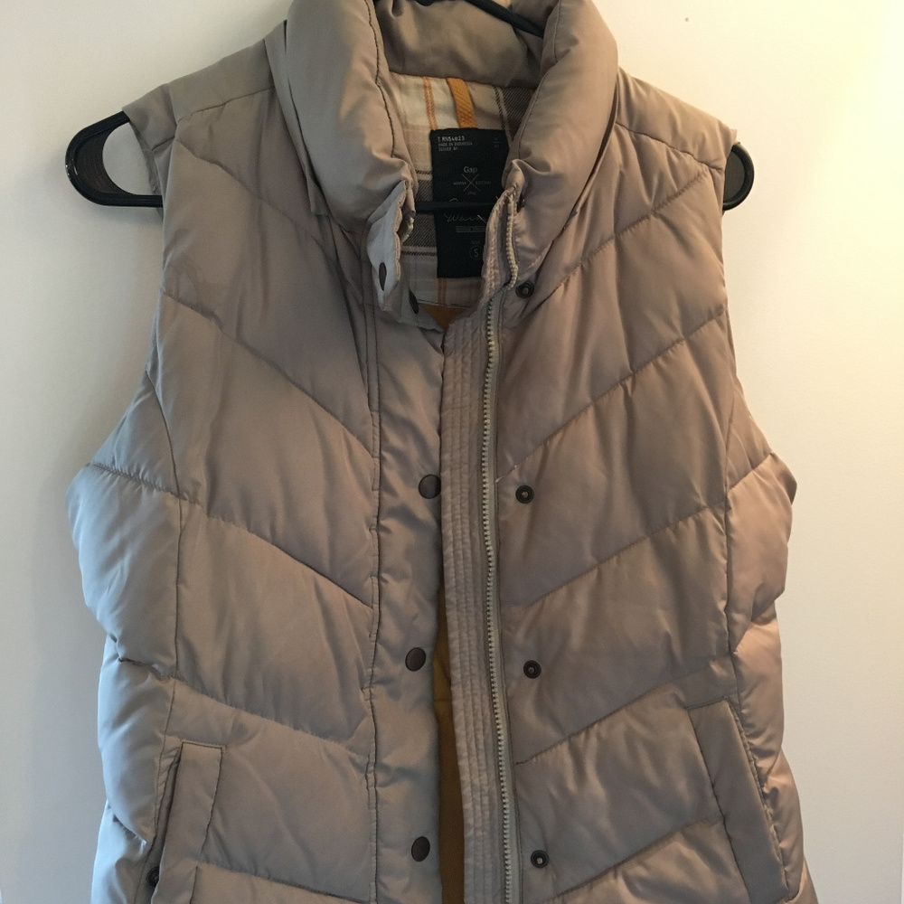 GAP Puffy Vest Tan color Size S